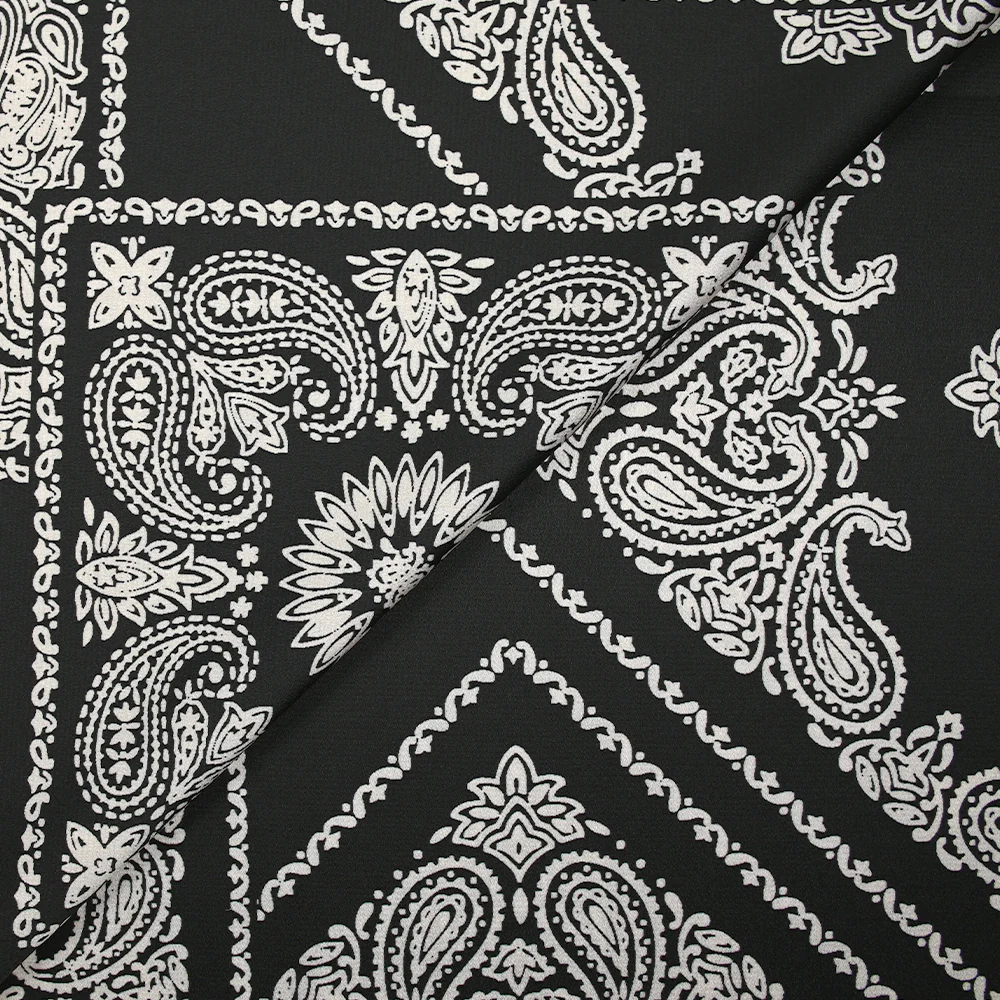 Satin polyester imprimé bandana grège fond noir - Image 6