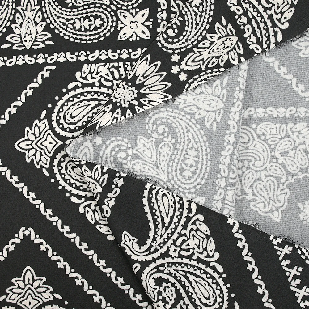 Satin polyester imprimé bandana grège fond noir - Image 7