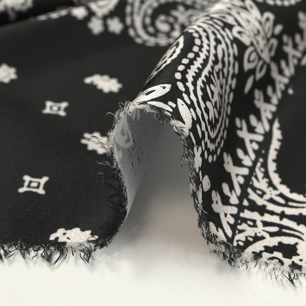 Satin polyester imprimé bandana grège fond noir - Image 8