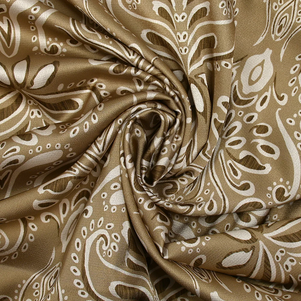 Satin polyester imprimé baroque fond beige - Image 2