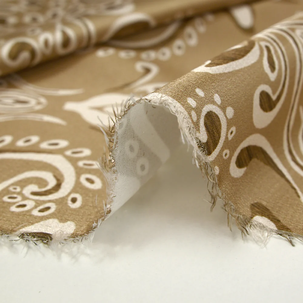Satin polyester imprimé baroque fond beige - Image 6