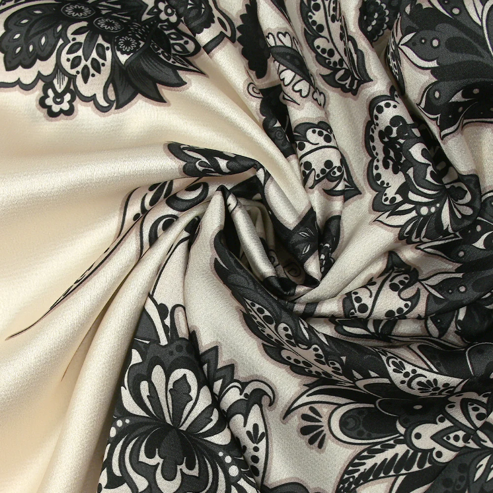 Satin polyester imprimé cachemire en frise anthracite fond écru - Image 2
