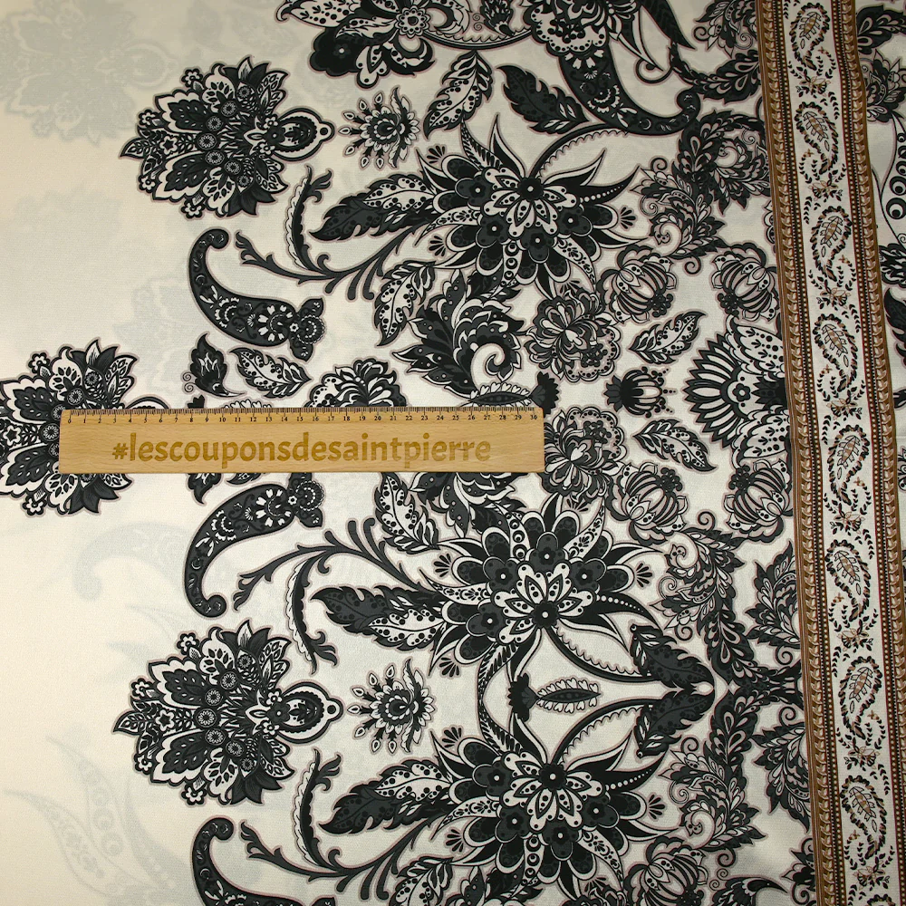 Satin polyester imprimé cachemire en frise anthracite fond écru - Image 3