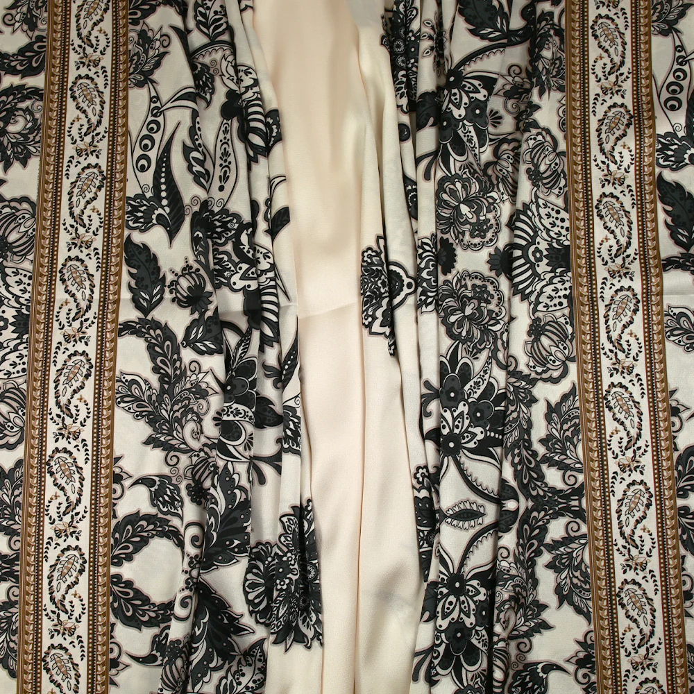 Satin polyester imprimé cachemire en frise anthracite fond écru - Image 5