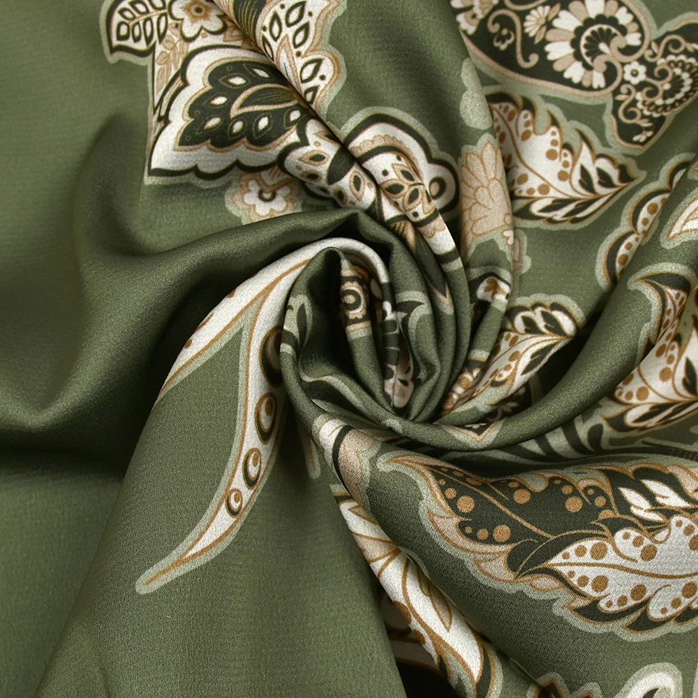 Satin polyester imprimé cachemire en frise fond kaki - Image 2