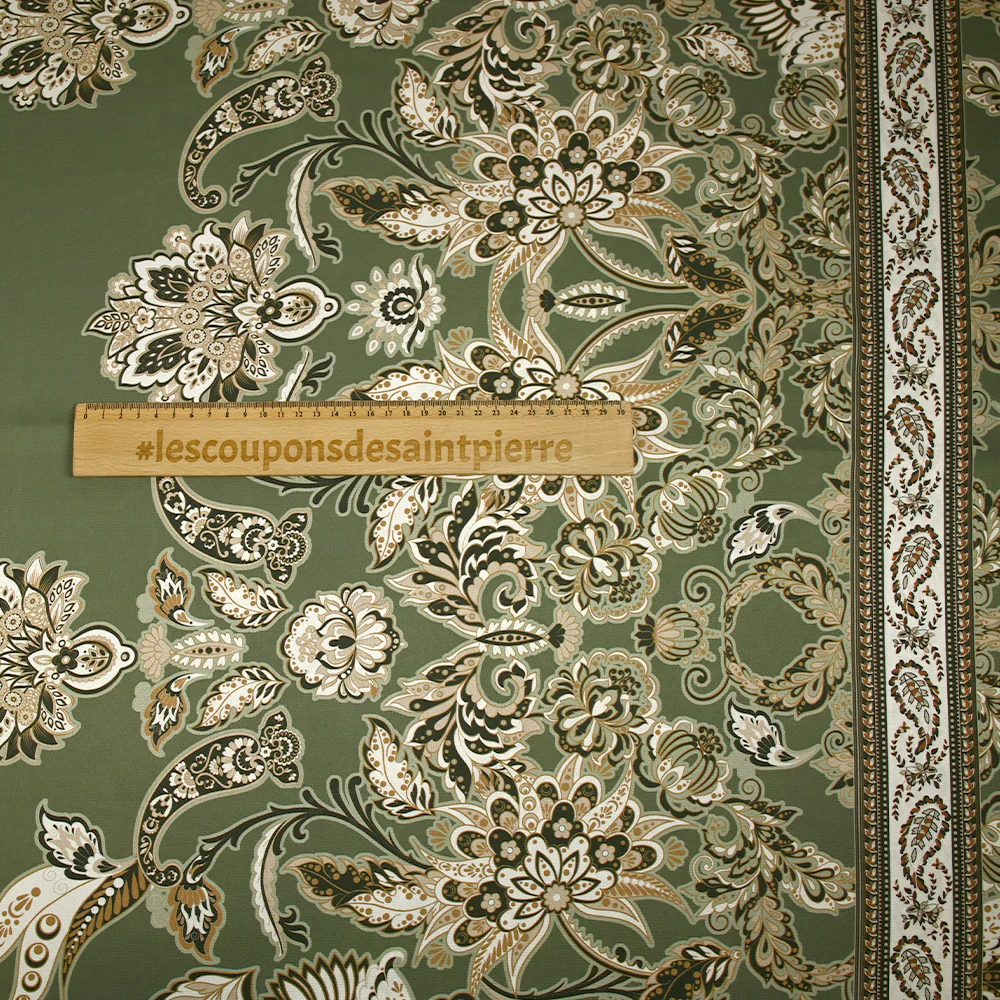 Satin polyester imprimé cachemire en frise fond kaki - Image 3