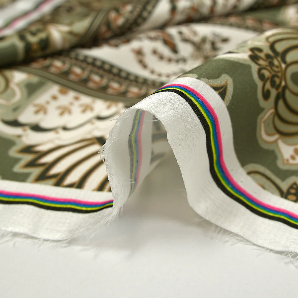 Satin polyester imprimé cachemire en frise fond kaki - Image 7