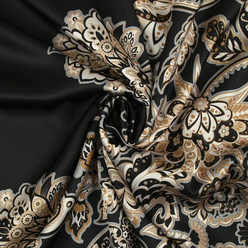 Satin polyester imprimé cachemire en frise fond noir - Image 2