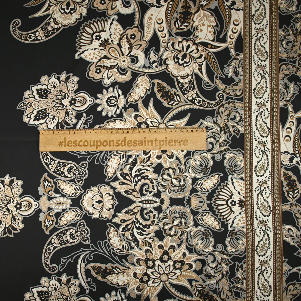 Satin polyester imprimé cachemire en frise fond noir - Image 3