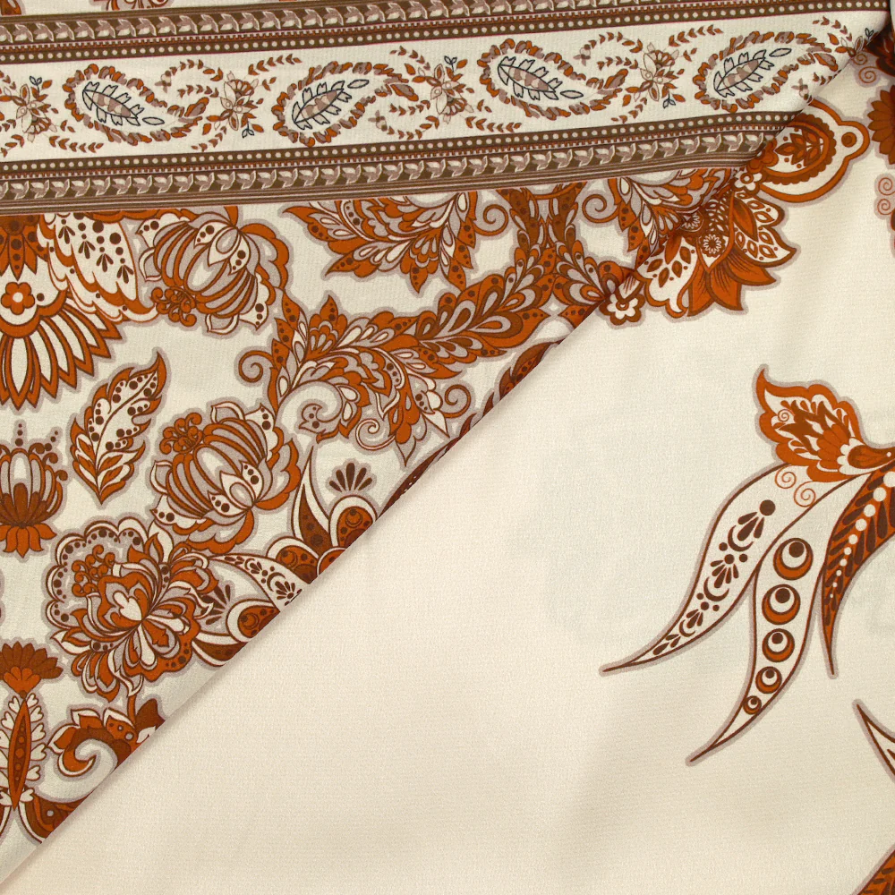 Satin polyester imprimé cachemire en frise orange brûlé fond écru