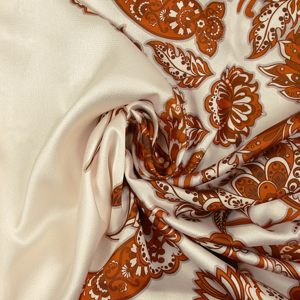 Satin polyester imprimé cachemire en frise orange brûlé fond écru - Image 2