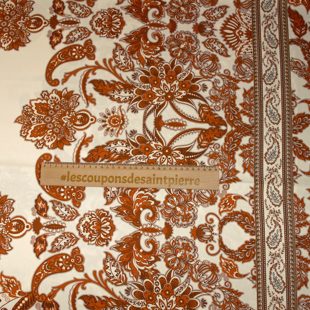 Satin polyester imprimé cachemire en frise orange brûlé fond écru - Image 3