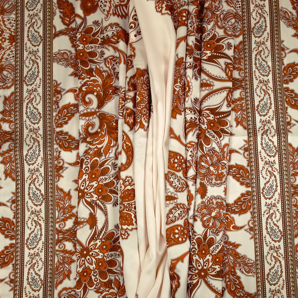 Satin polyester imprimé cachemire en frise orange brûlé fond écru - Image 5