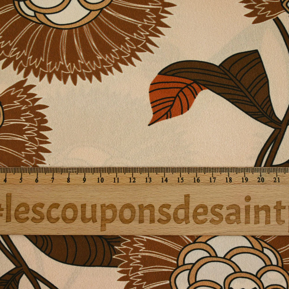 Satin polyester imprimé fleur en éventail noisette fond champagne - Image 3