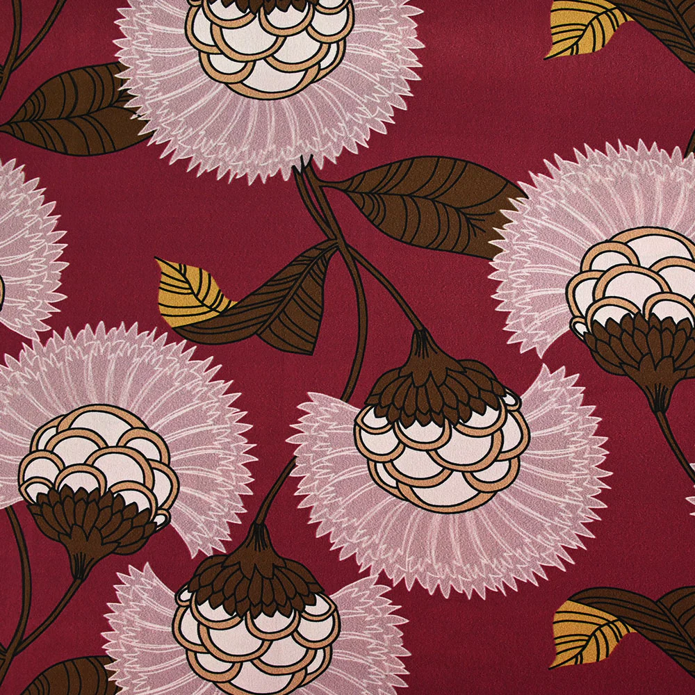Satin polyester imprimé fleur en éventail rose fond bordeaux