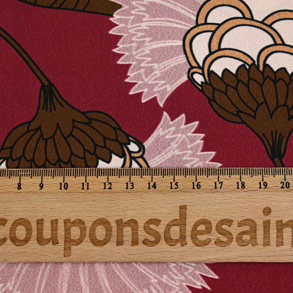 Satin polyester imprimé fleur en éventail rose fond bordeaux - Image 3