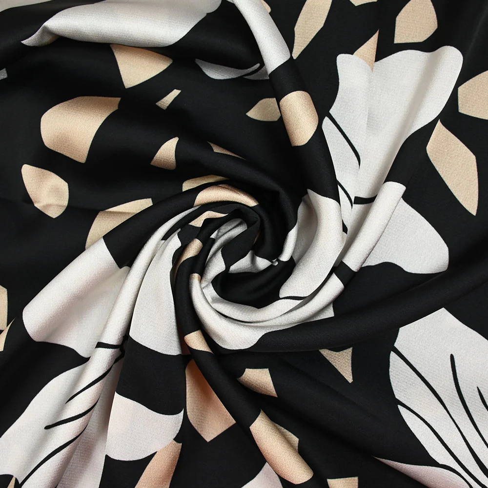 Satin polyester imprimé fragment beige et fleur écrue fond noir - Image 2