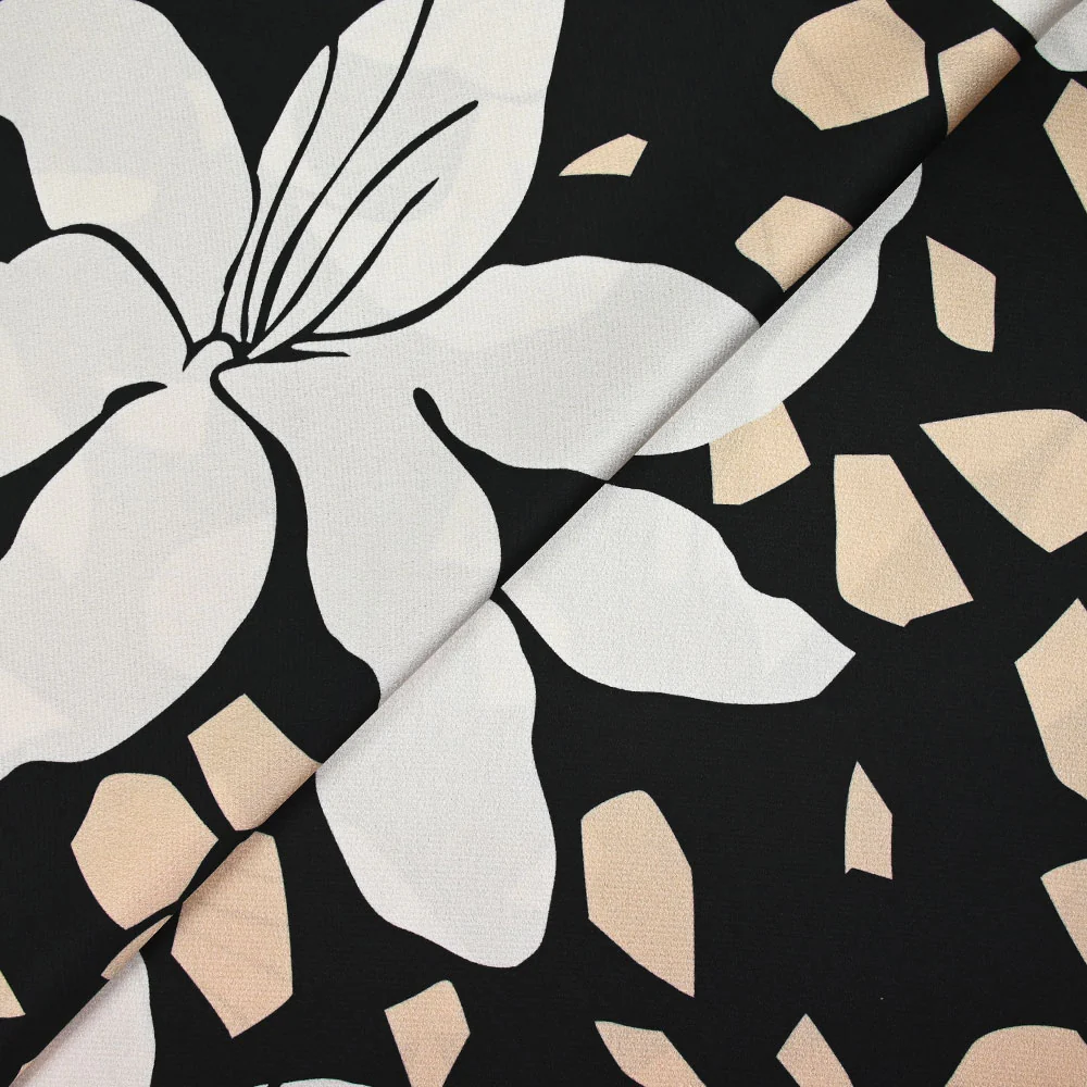 Satin polyester imprimé fragment beige et fleur écrue fond noir - Image 4