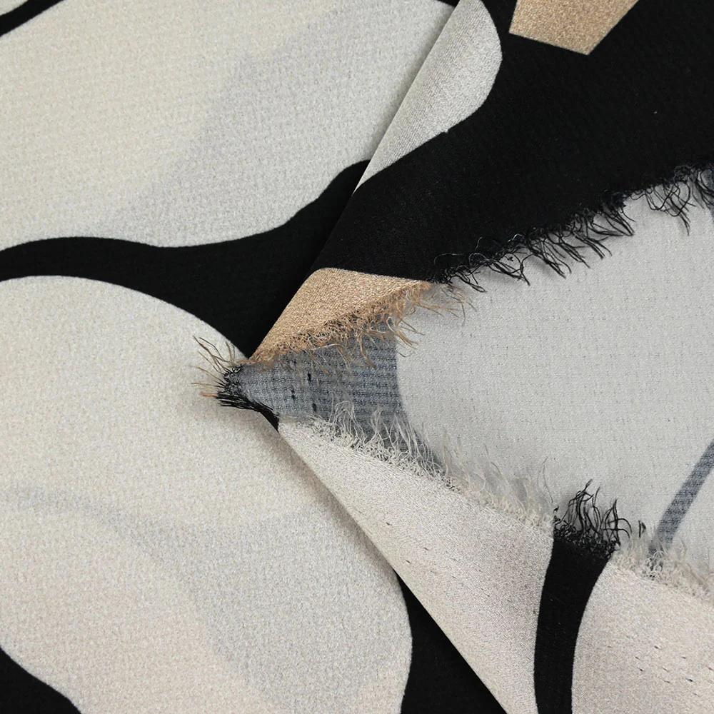 Satin polyester imprimé fragment beige et fleur écrue fond noir - Image 5