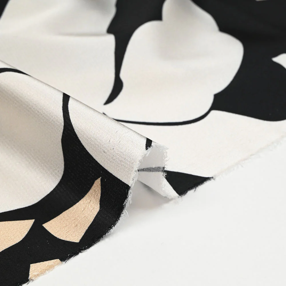 Satin polyester imprimé fragment beige et fleur écrue fond noir - Image 6