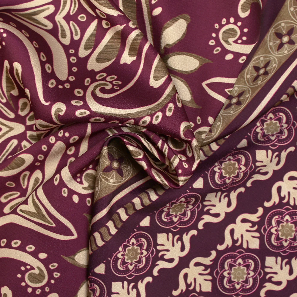 Satin polyester imprimé frise et baroque fond prune - Image 2