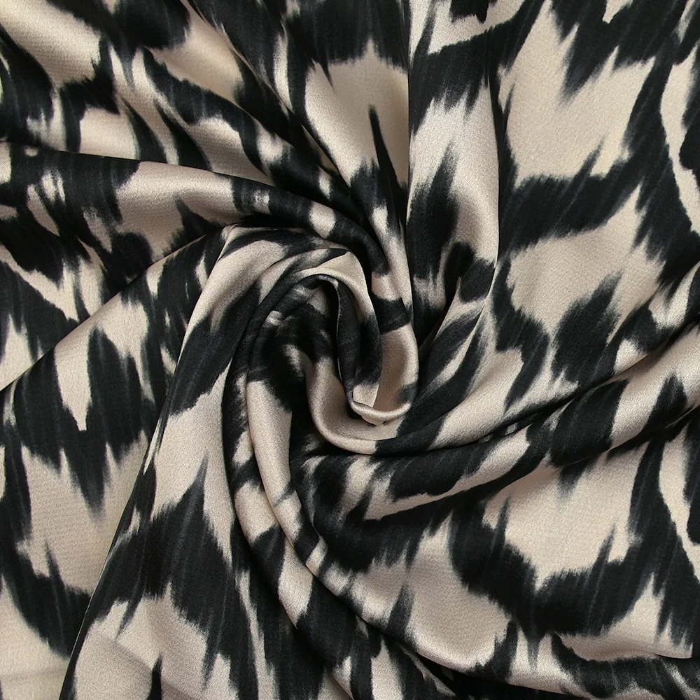 Satin polyester imprimé ikat noir fond écru - Image 2