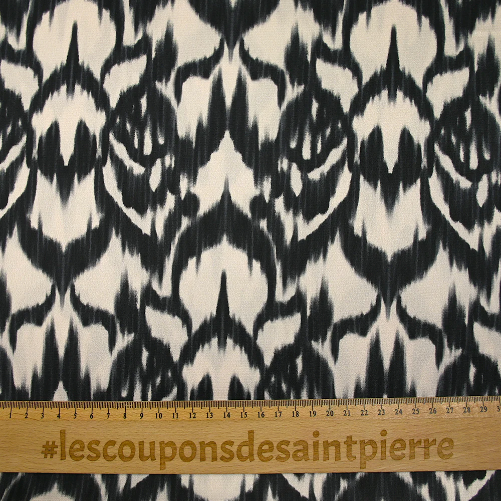 Satin polyester imprimé ikat noir fond écru - Image 3