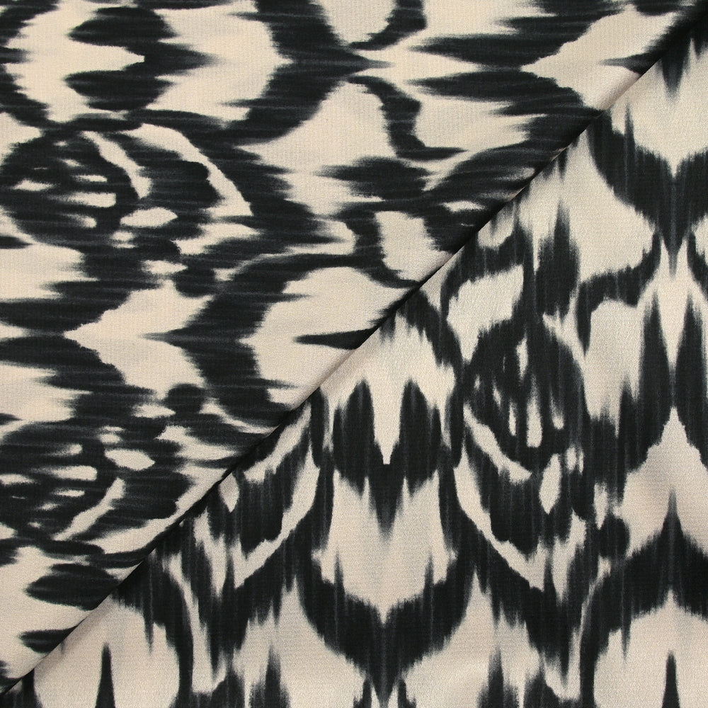 Satin polyester imprimé ikat noir fond écru - Image 4