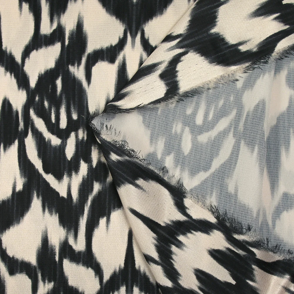 Satin polyester imprimé ikat noir fond écru - Image 5