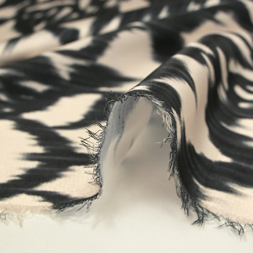 Satin polyester imprimé ikat noir fond écru - Image 6