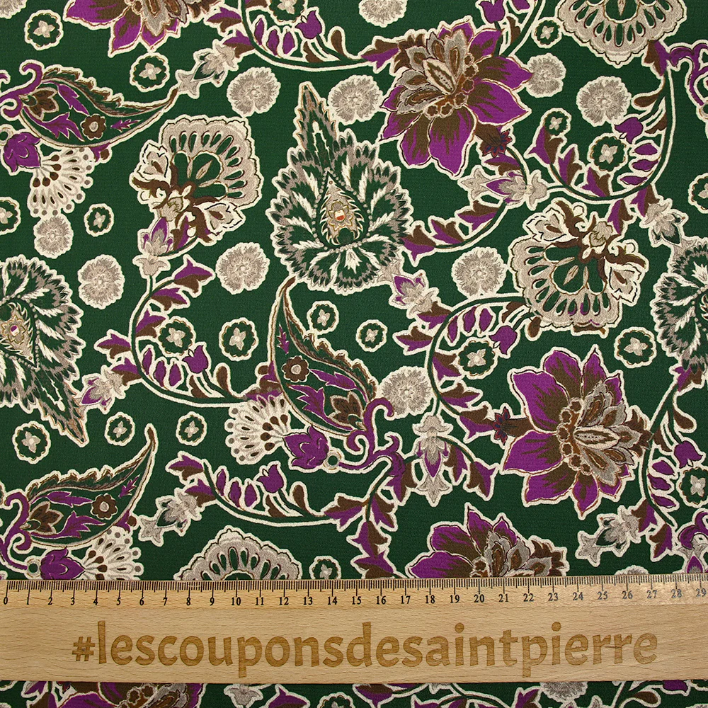 Satin polyester imprimé indian spirit violet fond vert foncé - Image 3