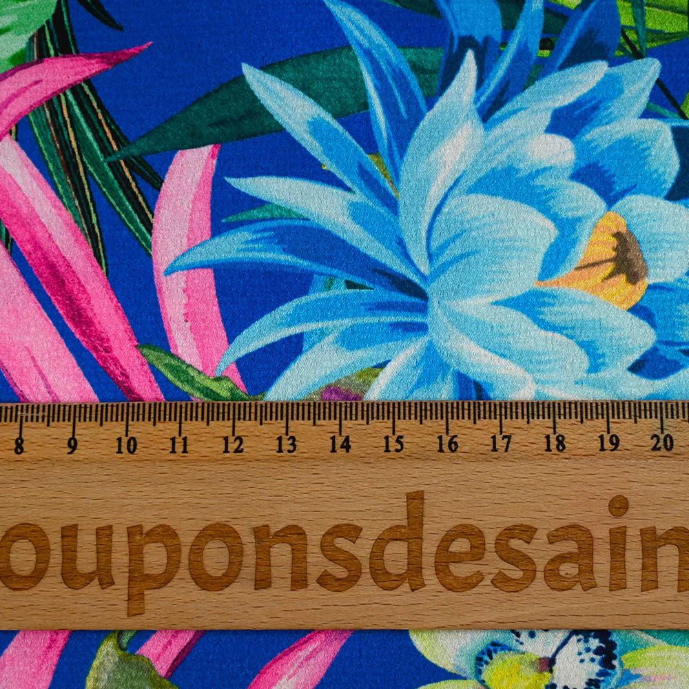 Satin polyester imprimé jardin botanique fond bleu roi - Image 3