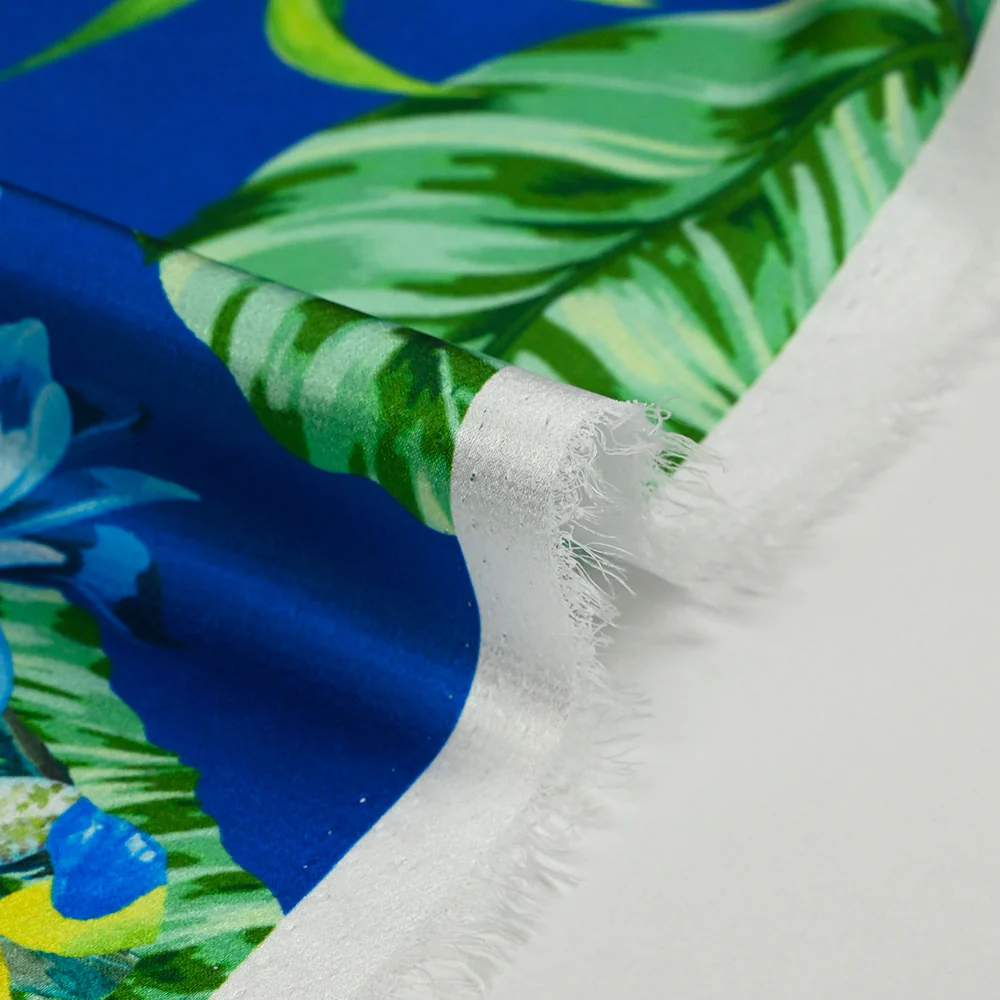 Satin polyester imprimé jardin botanique fond bleu roi - Image 6