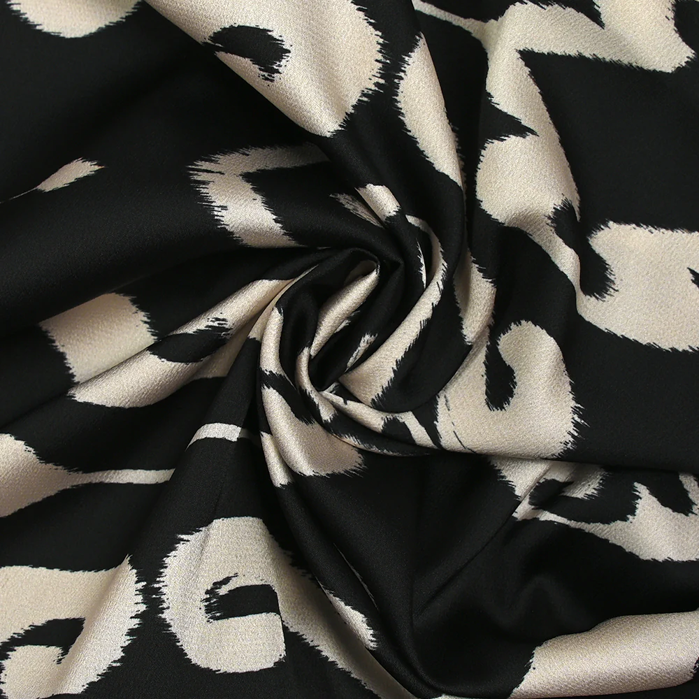 Satin polyester imprimé moulures floues fond noir - Image 2