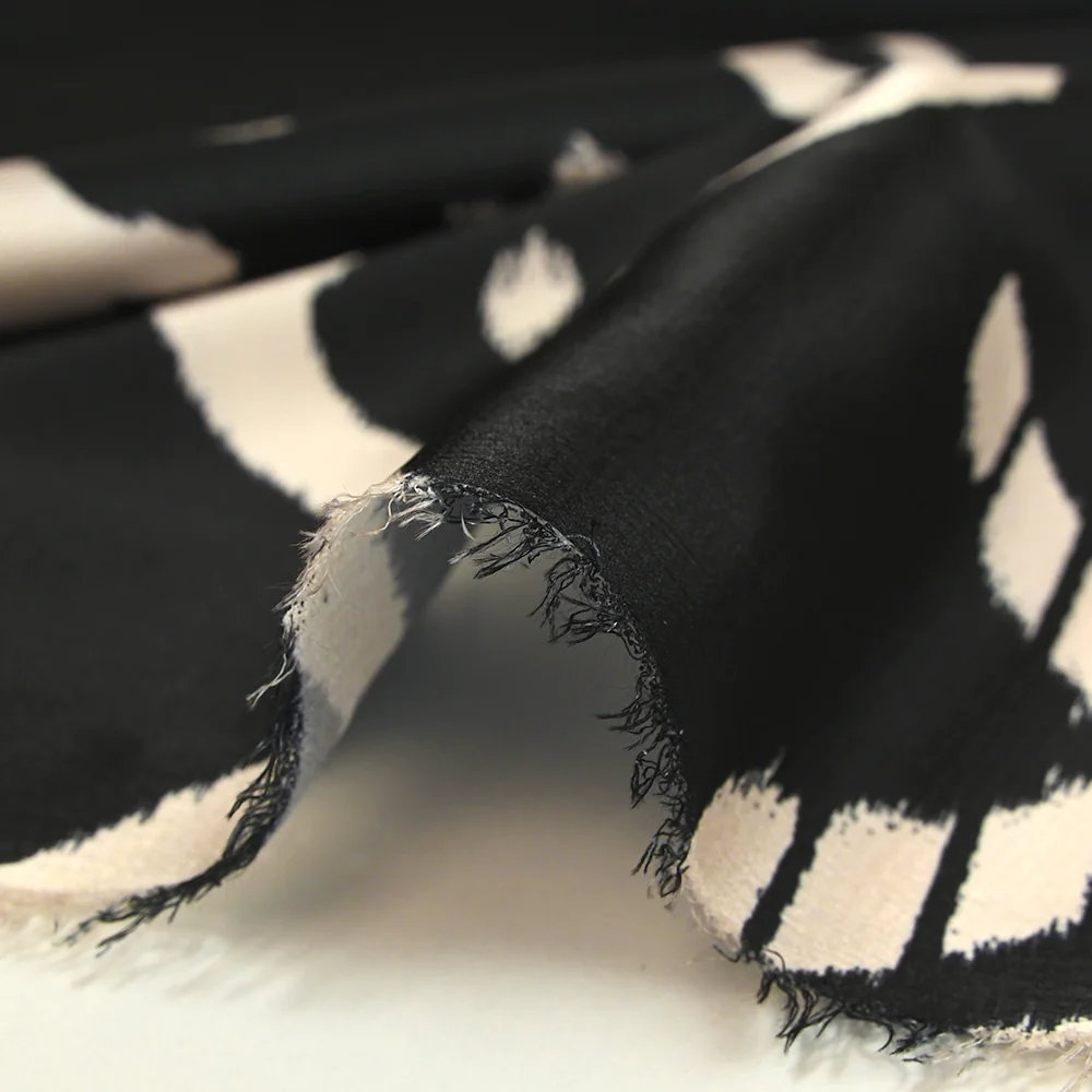 Satin polyester imprimé moulures floues fond noir - Image 6