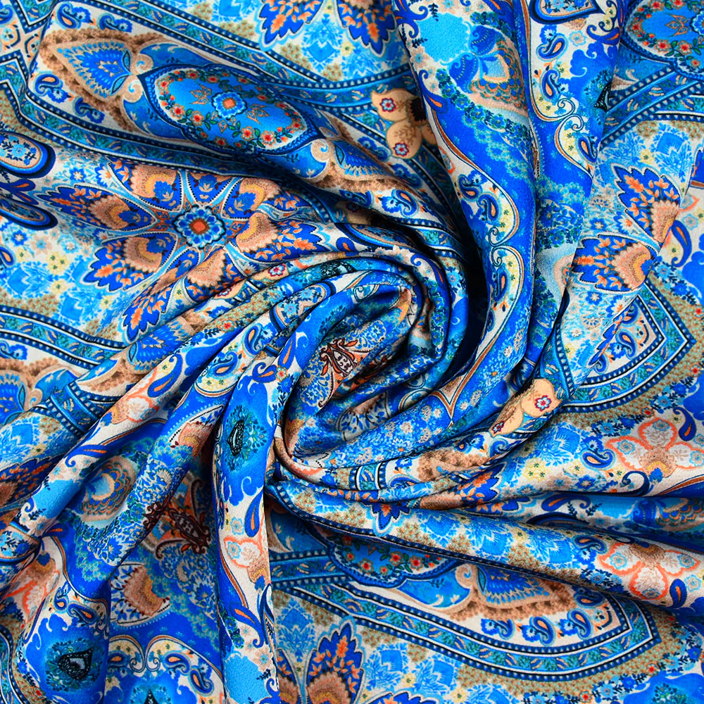 Satin polyester imprimé ornements floraux et cachemire beige fond bleu roi - Image 2