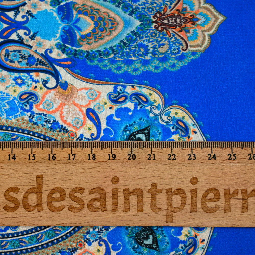 Satin polyester imprimé ornements floraux et cachemire beige fond bleu roi - Image 3
