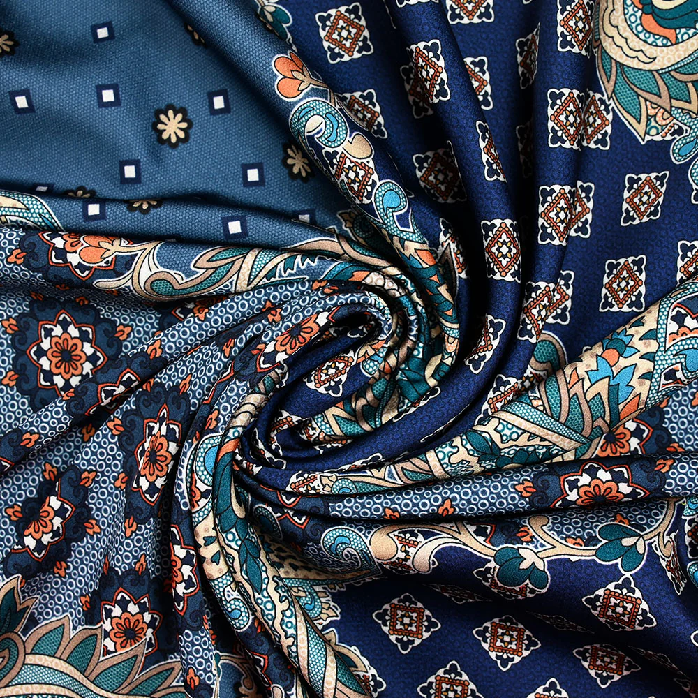 Satin polyester imprimé patchwork et cachemire canard fond bleu marine - Image 2