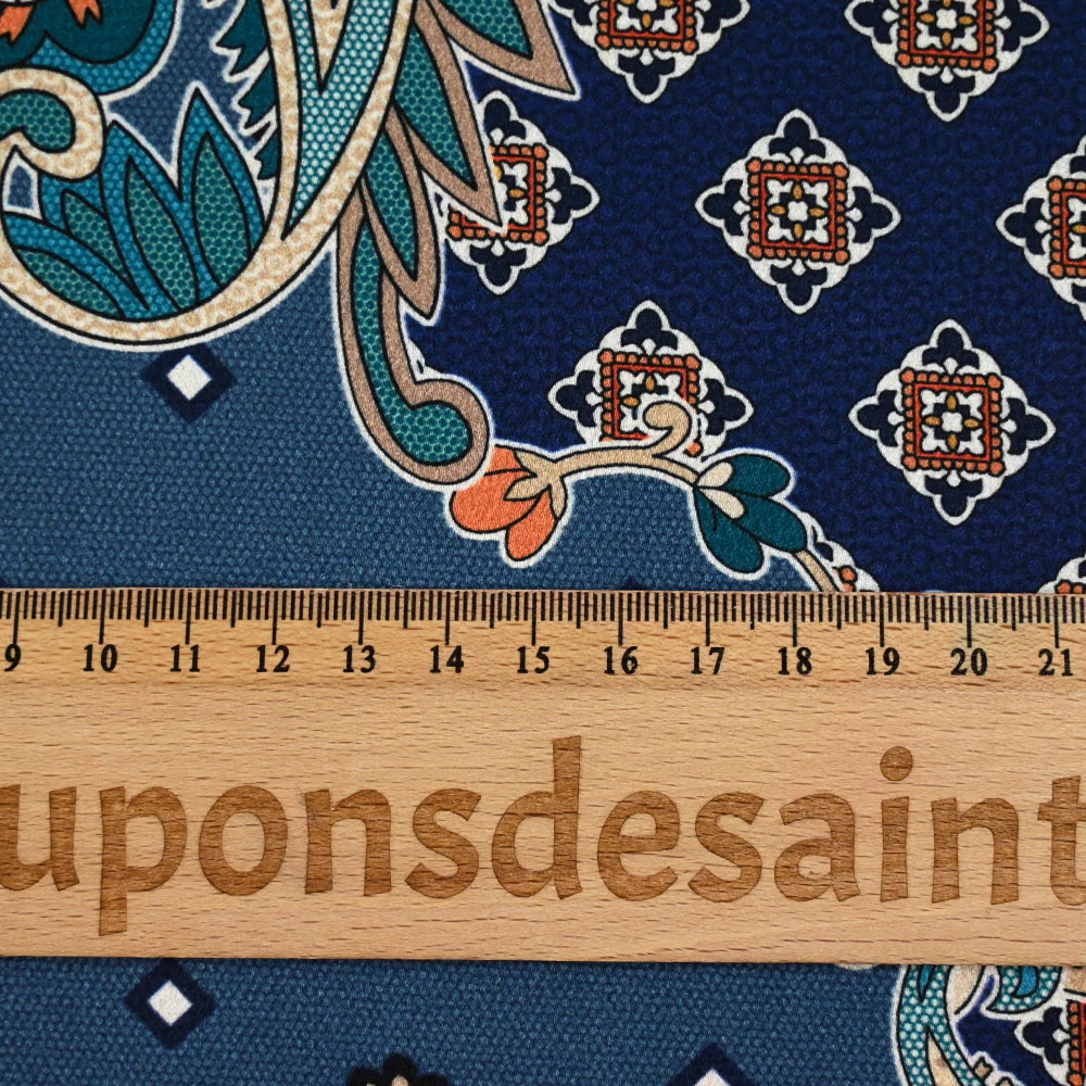 Satin polyester imprimé patchwork et cachemire canard fond bleu marine - Image 3
