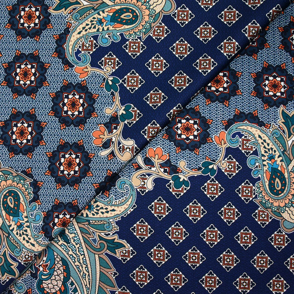 Satin polyester imprimé patchwork et cachemire canard fond bleu marine - Image 4
