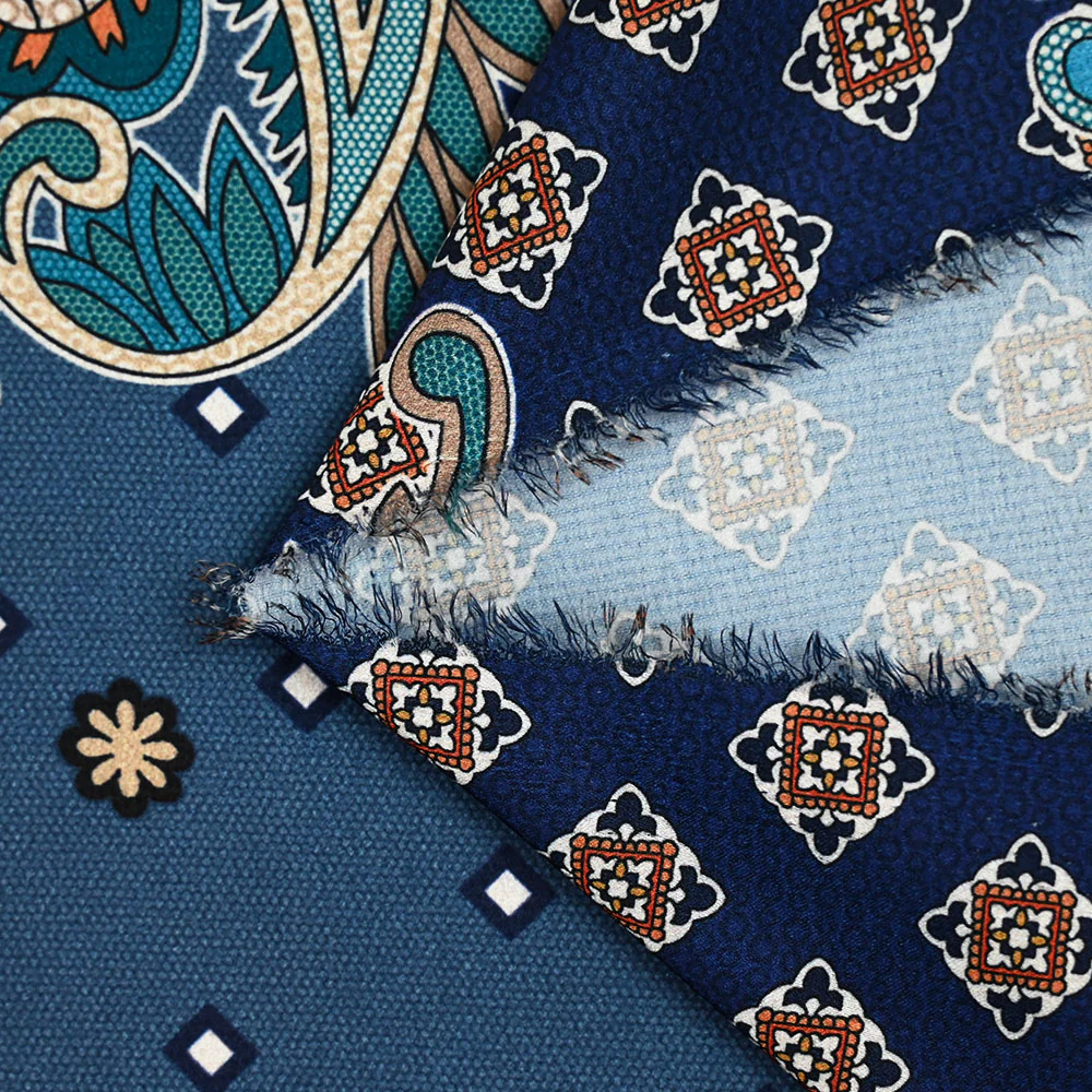 Satin polyester imprimé patchwork et cachemire canard fond bleu marine - Image 5