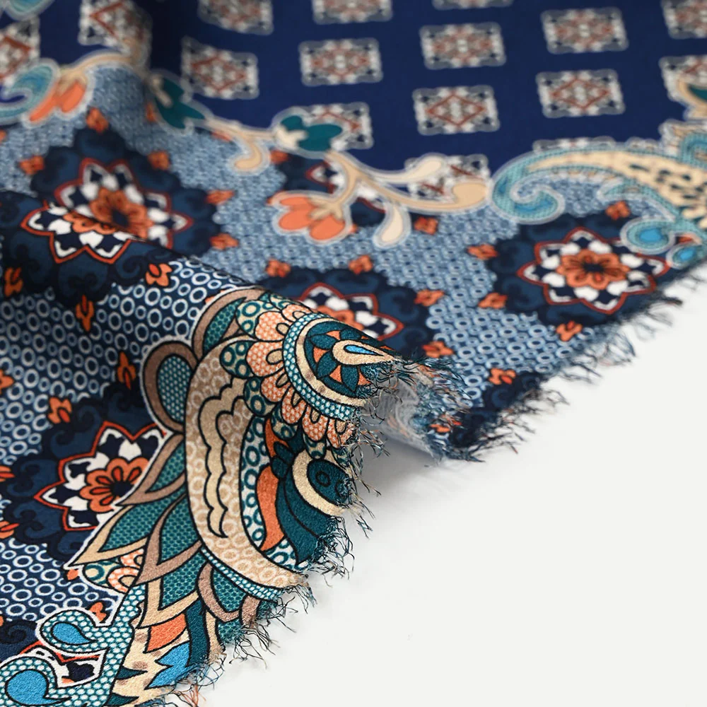 Satin polyester imprimé patchwork et cachemire canard fond bleu marine - Image 6