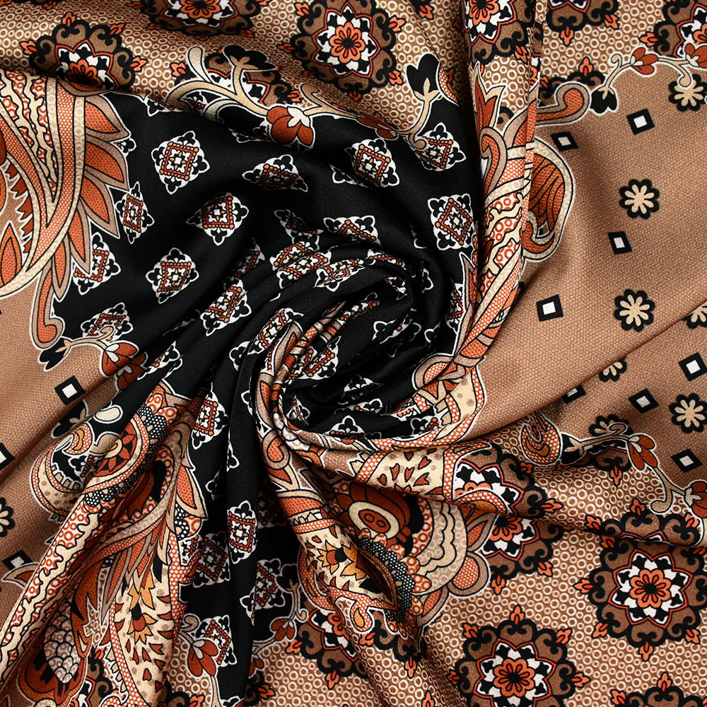 Satin polyester imprimé patchwork et cachemire marron fond noir - Image 2