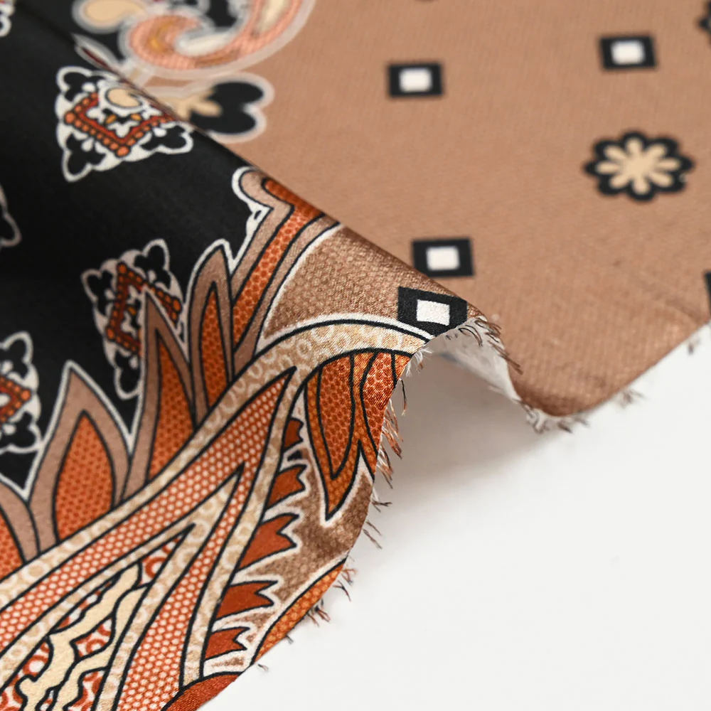 Satin polyester imprimé patchwork et cachemire marron fond noir - Image 5