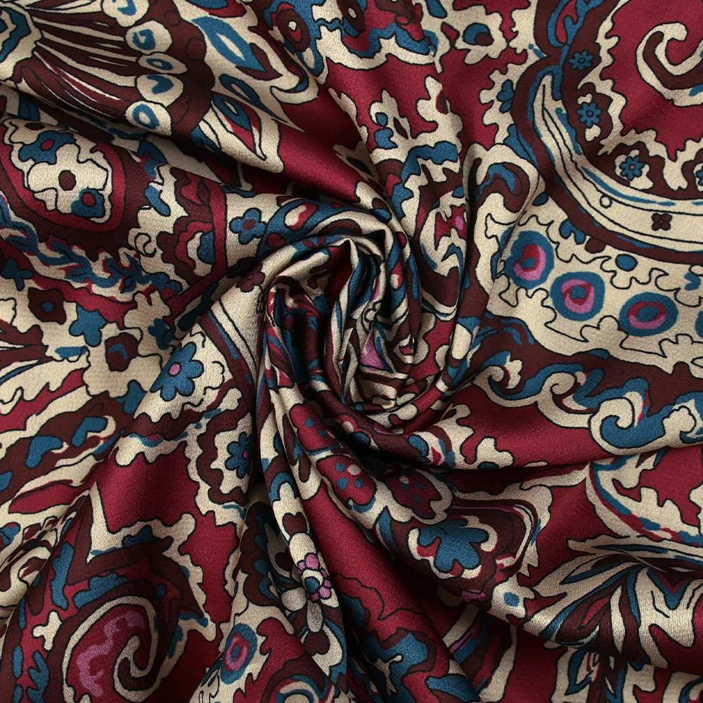 Satin polyester imprimé Pondicherry fond bordeaux - Image 2