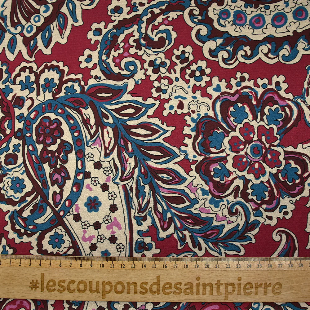 Satin polyester imprimé Pondicherry fond bordeaux - Image 3
