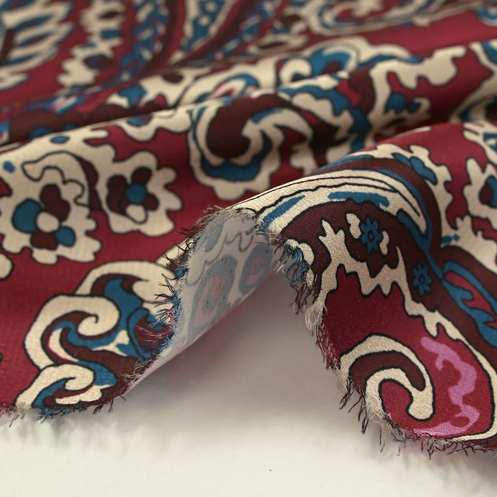 Satin polyester imprimé Pondicherry fond bordeaux - Image 6