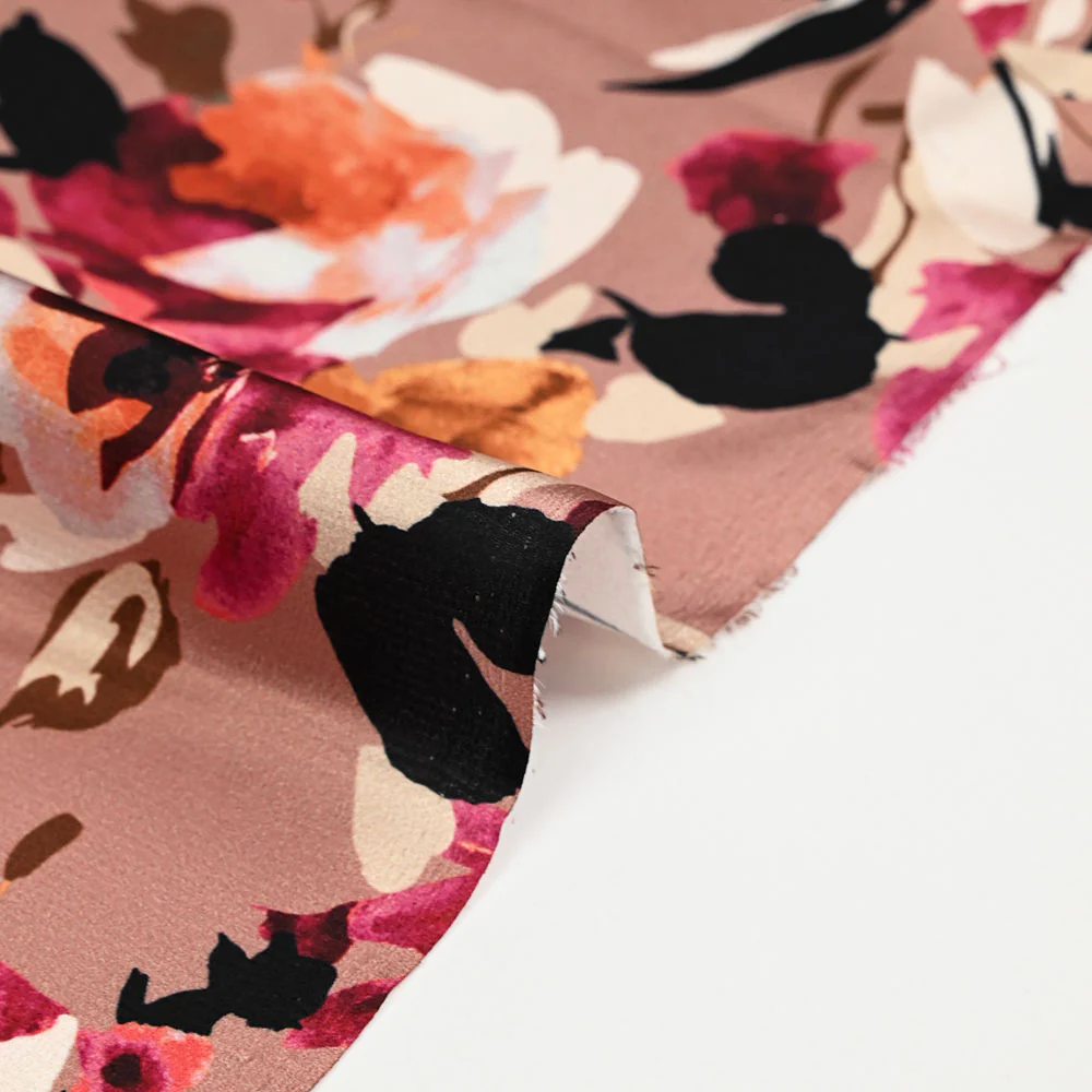 Satin polyester imprimé rose aquarelle bordeaux fond bois de rose - Image 5