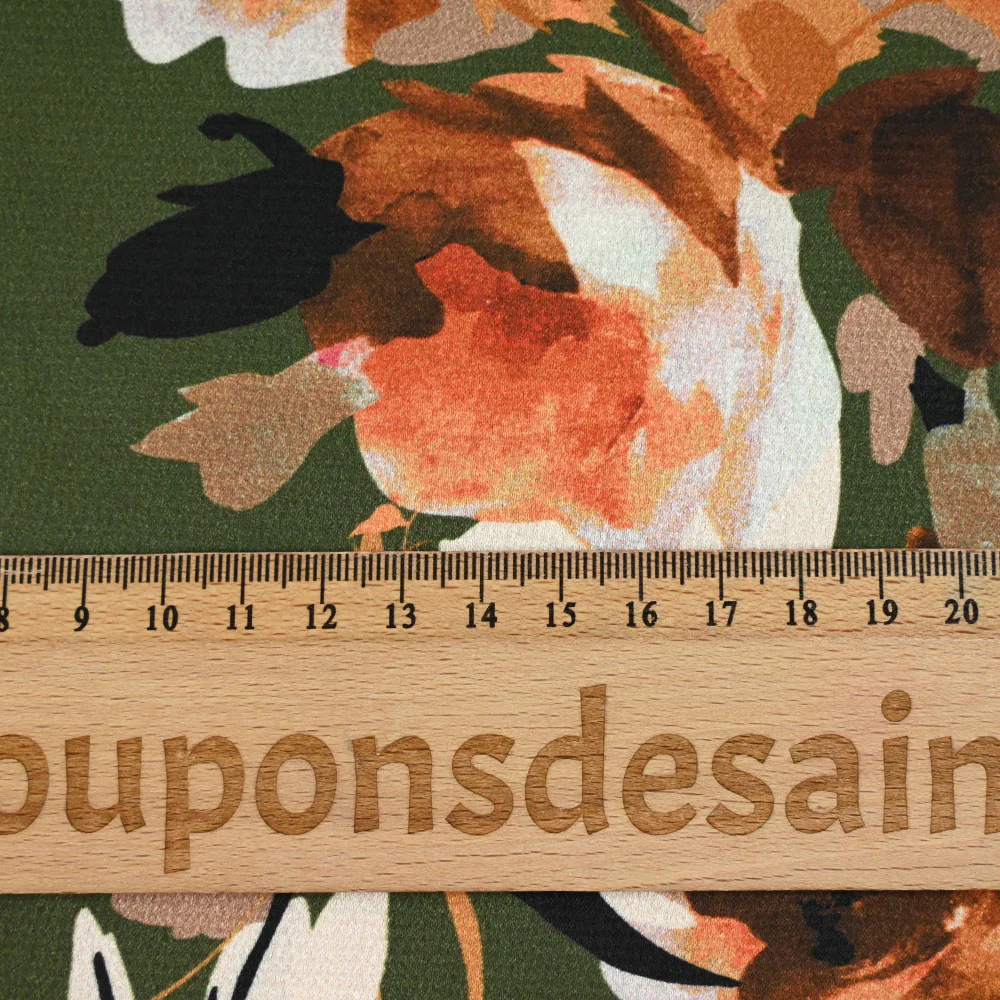 Satin polyester imprimé rose aquarelle orange fond kaki - Image 3