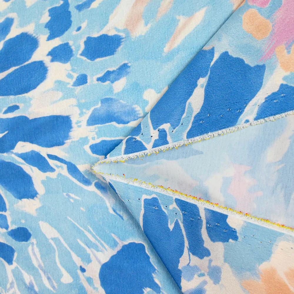Satin polyester imprimé tie dye pastel beige et bleu - Image 5